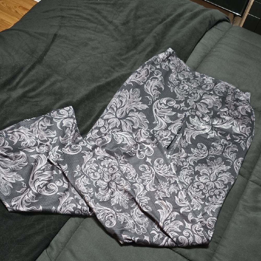 Black & Gray Floral Womens Flare Leggings, MED